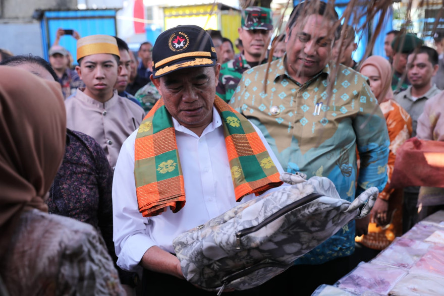 Menko PMK Apresiasi BUMDes Dinaril di Desa Sudirman Maros, Hasilkan Produk UMKM Ecoprinting